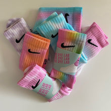 Load image into Gallery viewer, Group of Kids Nike tie Dye socks

